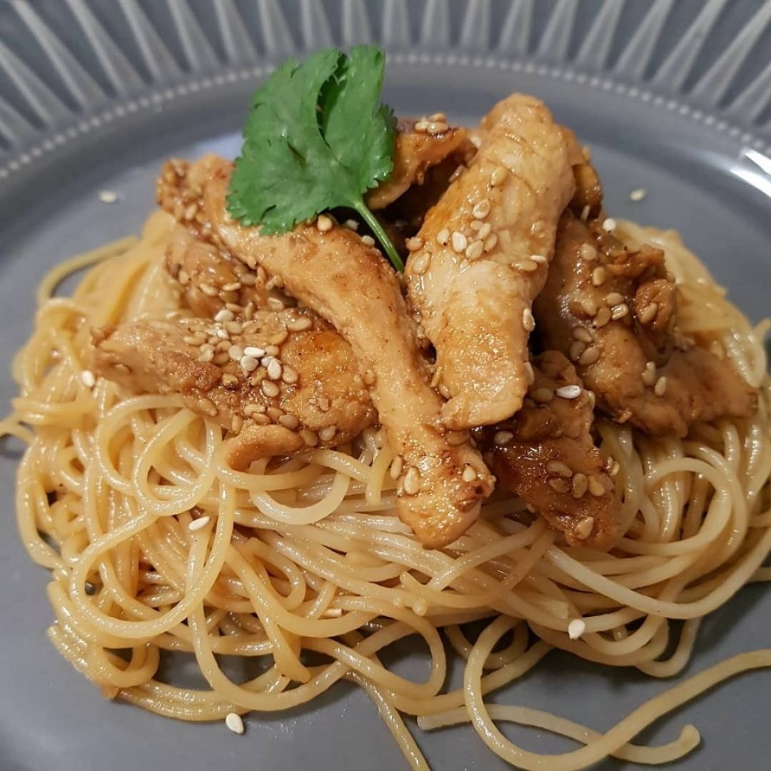 Noodles con pollo y soja
