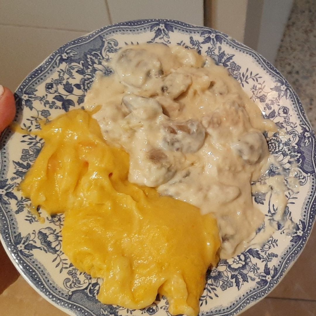 Pollo con champiñones/Pure de patata Pollo con champiñones/Pure de patata