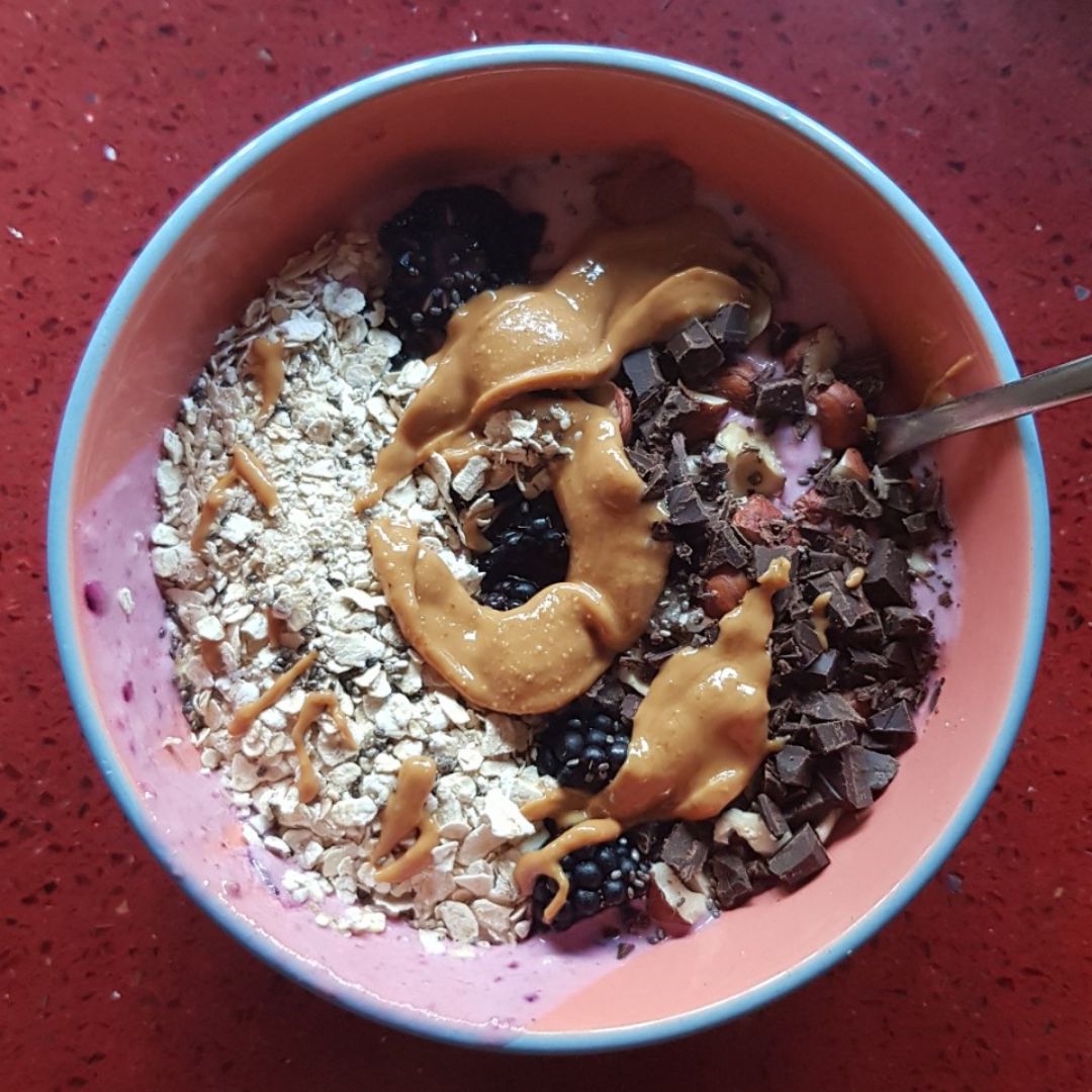 Bowl yogur, frutos rojos y frutos secos 