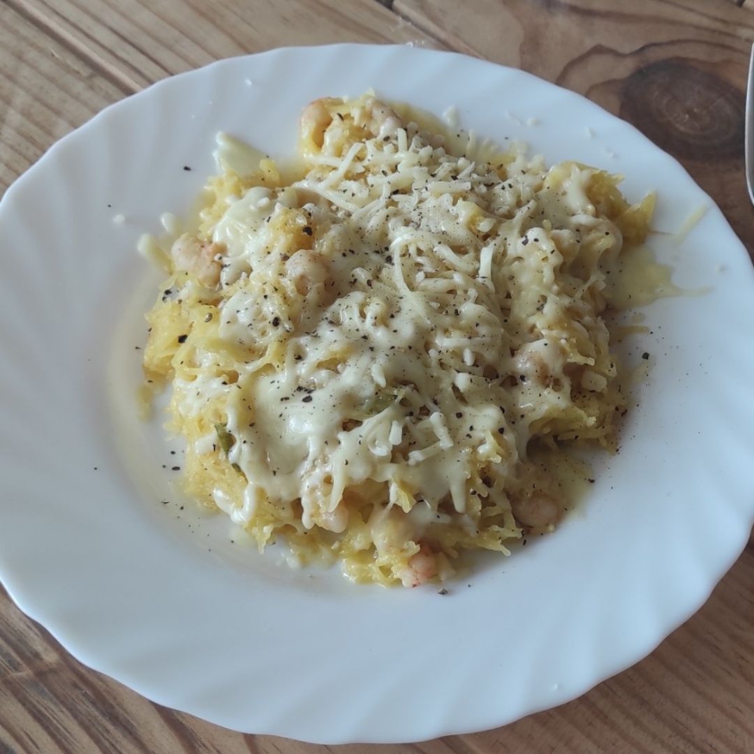 Calabaza espagueti con gambas y queso gratinado