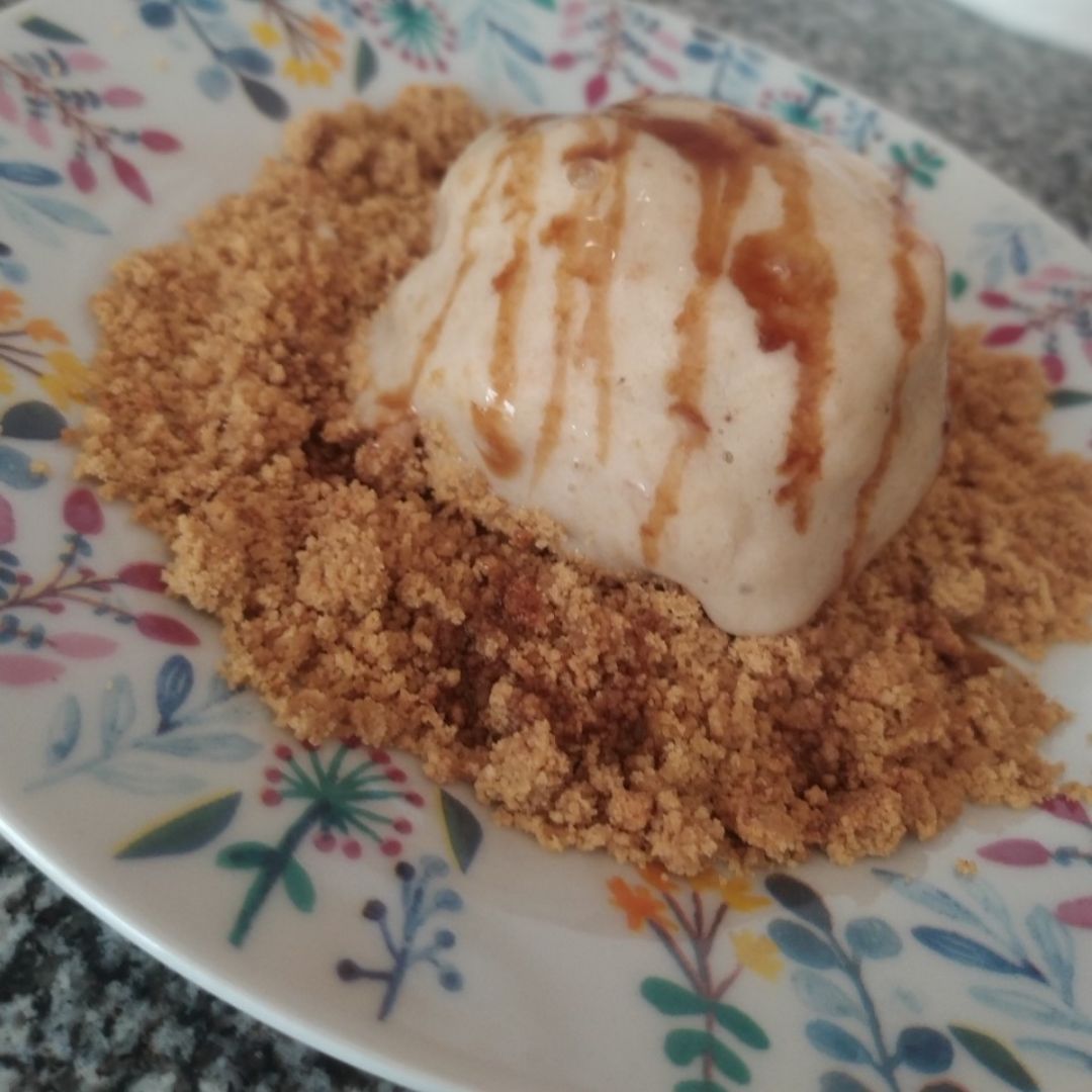 Helado de manzana asada con tierra de crunchs avena Helado de manzana asada con tierra de crunchs avena