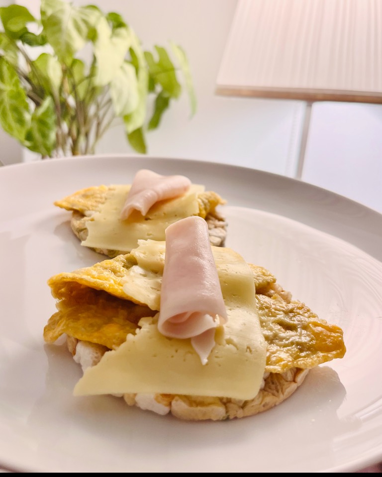 Tortilla sobre tortitas de legumbres con queso avarti y pechuga de pavo Tortilla sobre tortitas de legumbres con queso avarti y pechuga de pavo