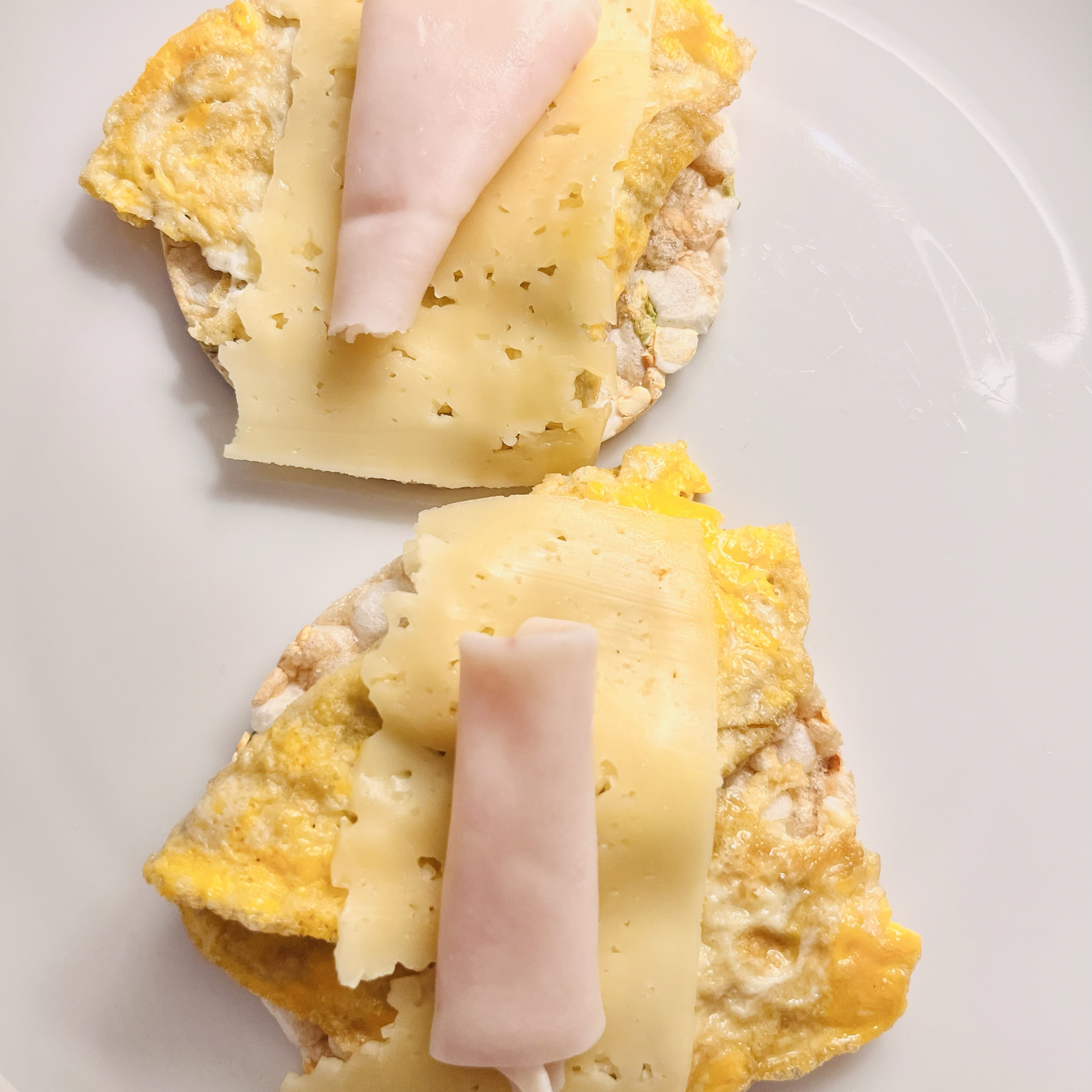 Tortilla sobre tortitas de legumbres con queso avarti y pechuga de pavo Paso 1 Tortilla sobre tortitas de legumbres con queso avarti y pechuga de pavo Paso 1
