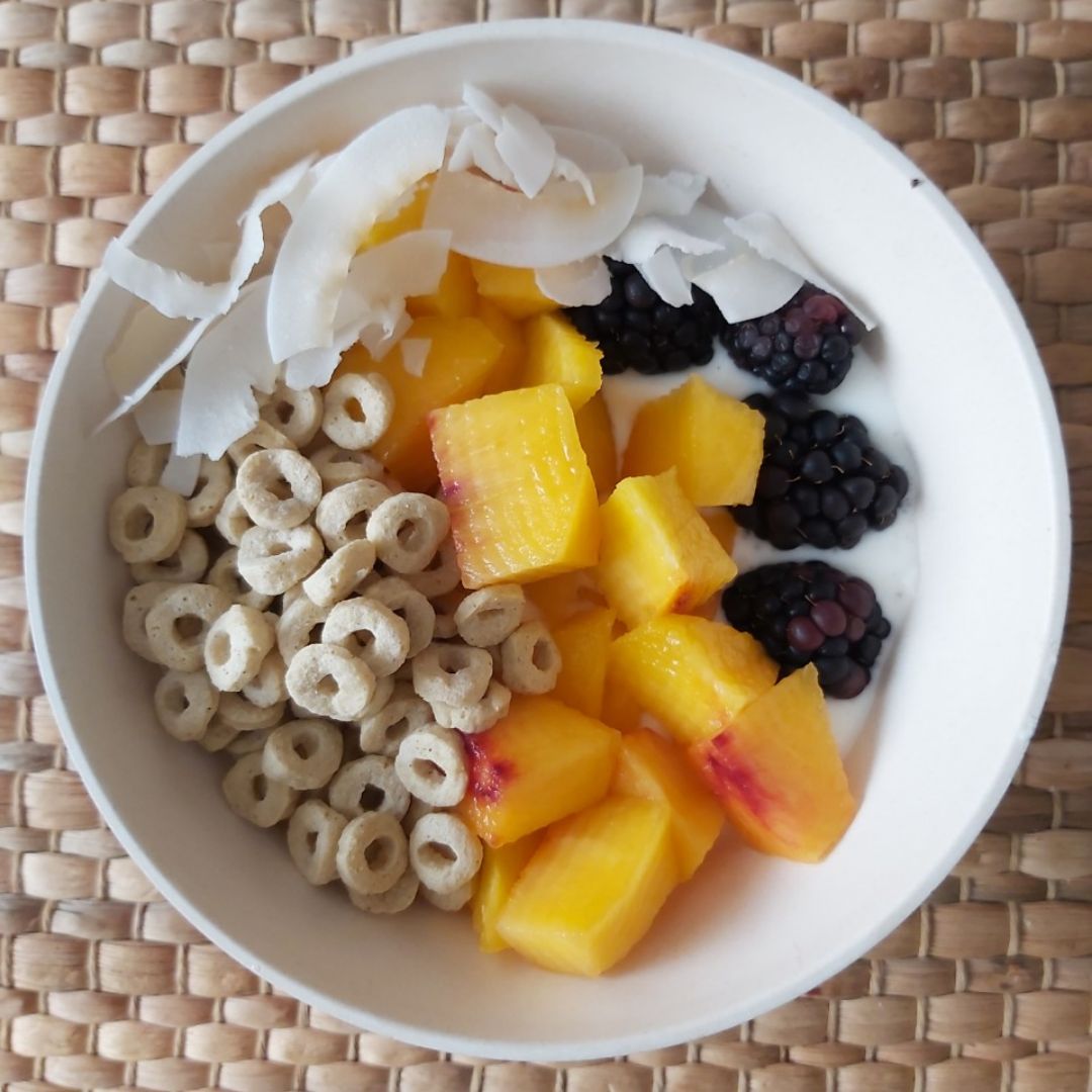 Queso fresco con fruta y avena crunchy Queso fresco con fruta y avena crunchy