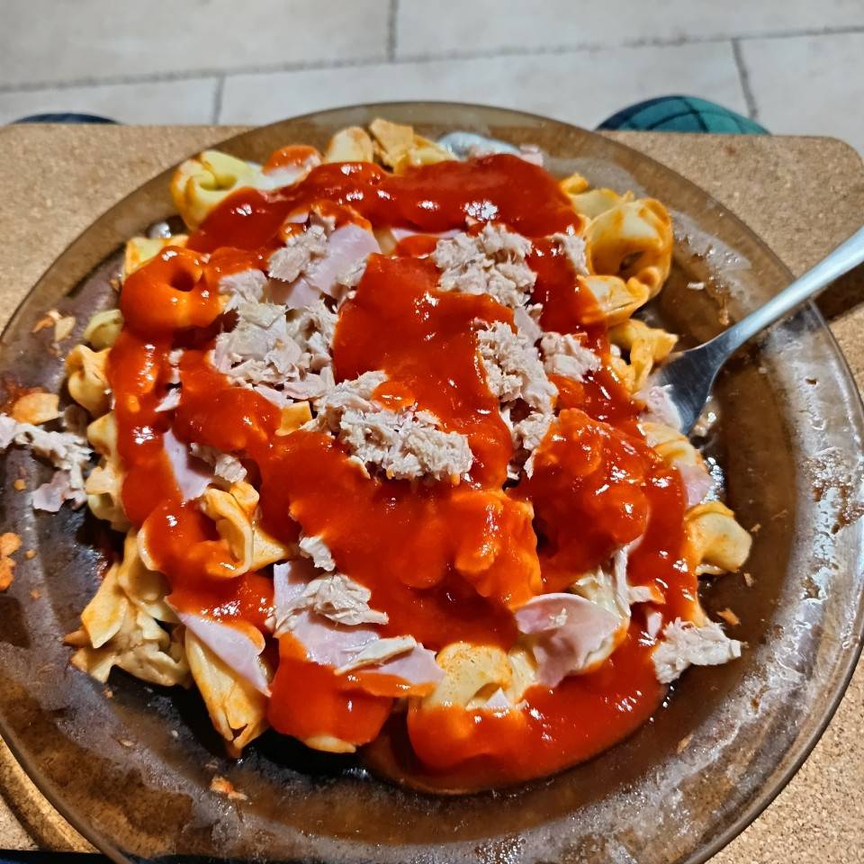 Macarrones con queso zanahoria atún tomate frito y jamón York Macarrones con queso zanahoria atún tomate frito y jamón York