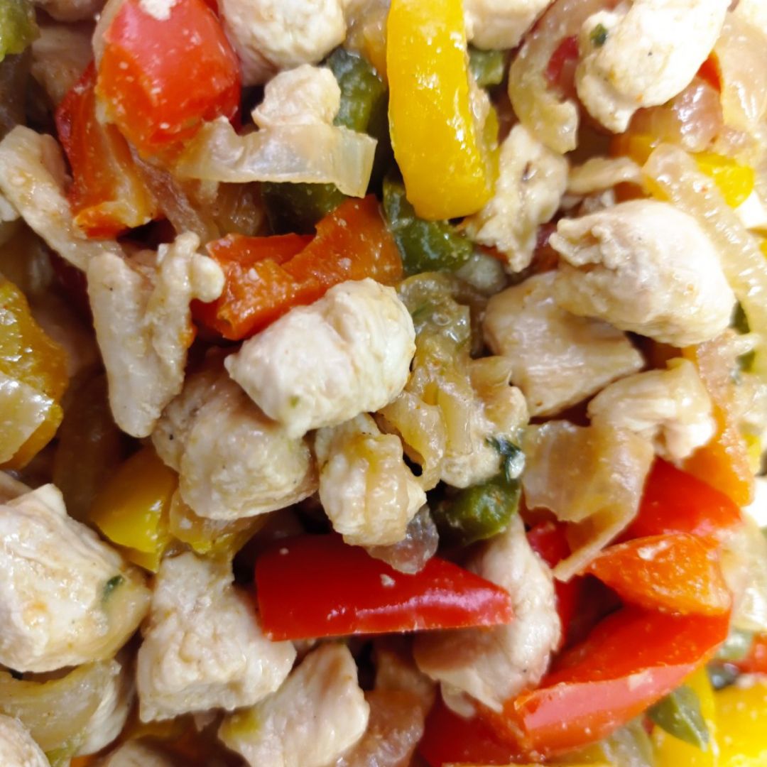 Pollo con pimiento y cebolla Pollo con pimiento y cebolla