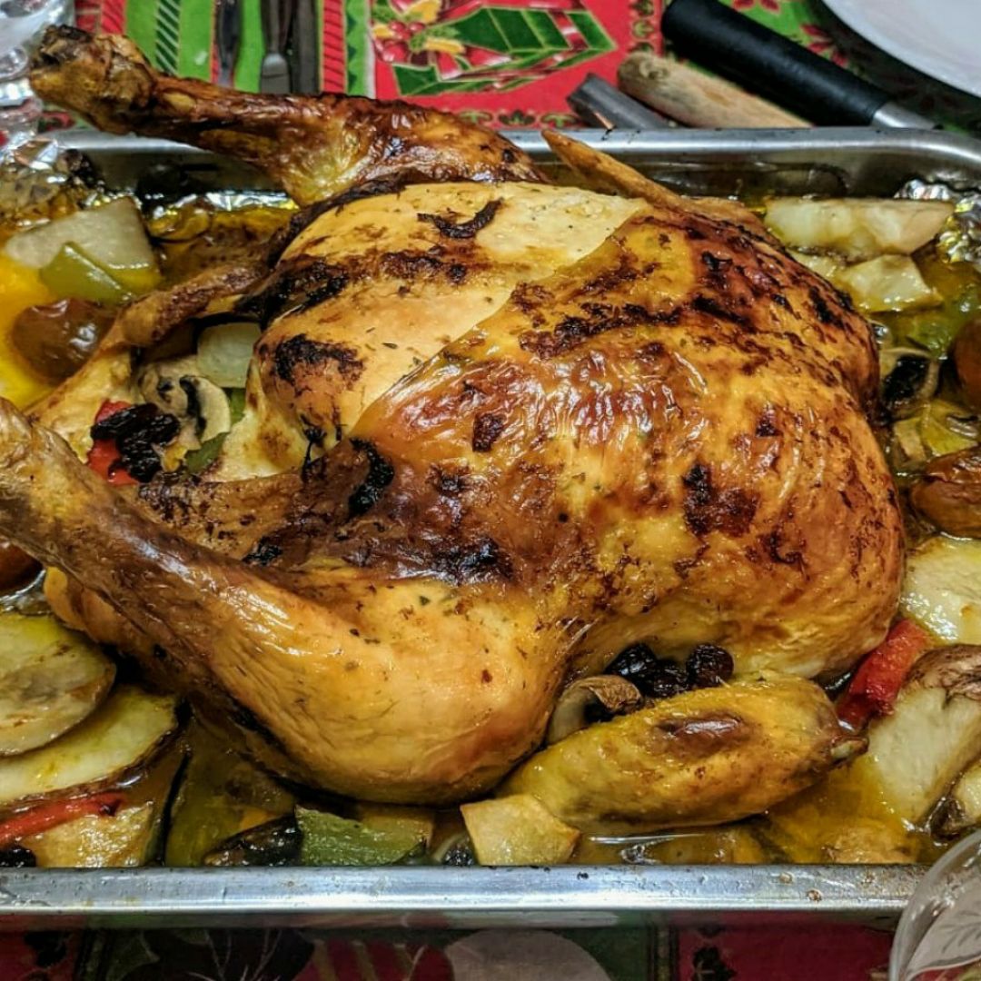 Pavo/pularda rellena con verduras y patatas