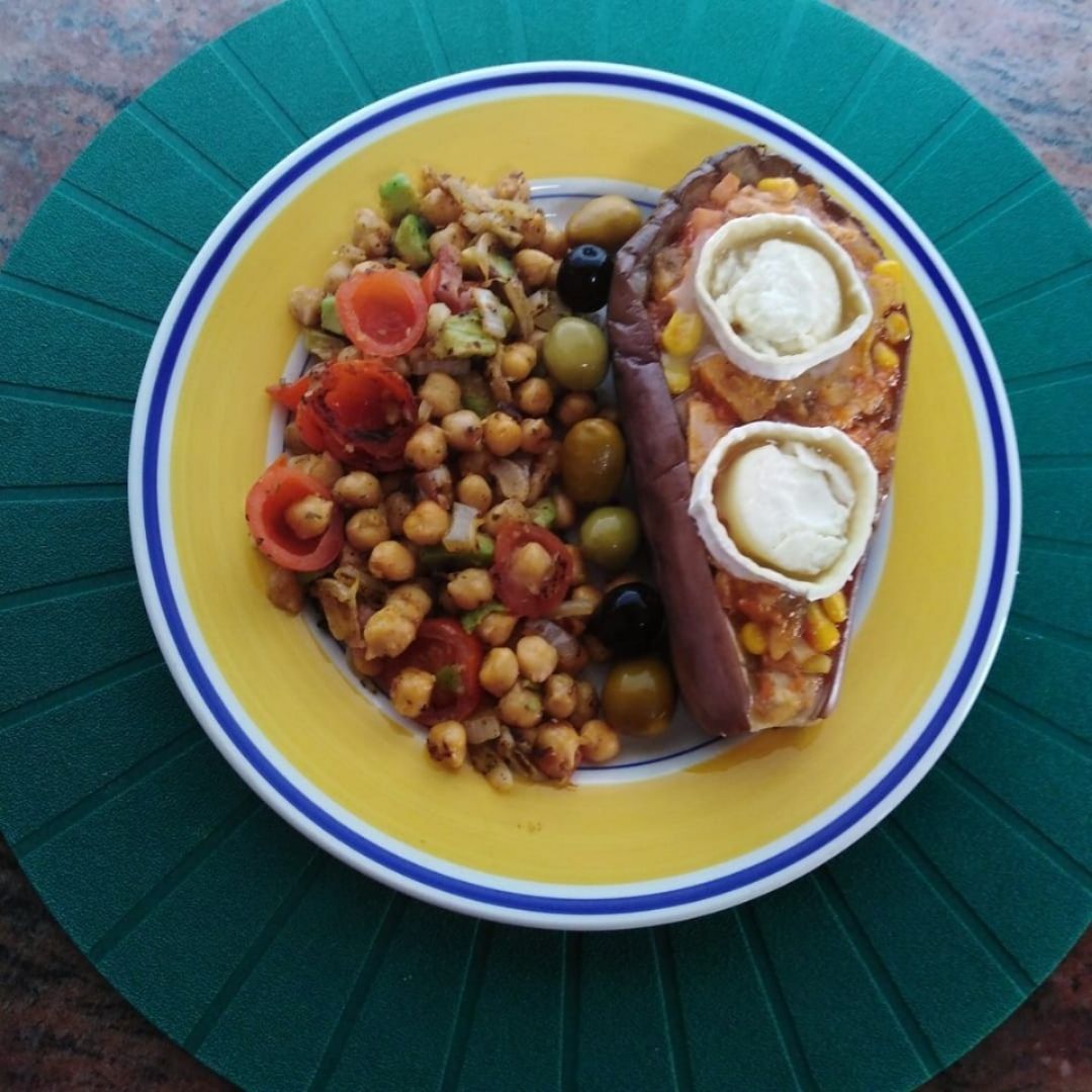 Garbanzos salteados y berenjena rellenas Garbanzos salteados y berenjena rellenas