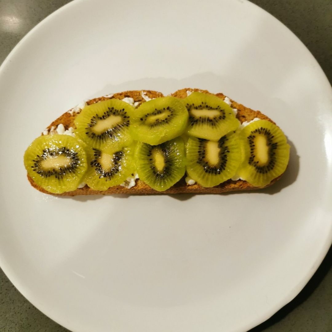 Tostada de kiwi y queso granulado Tostada de kiwi y queso granulado