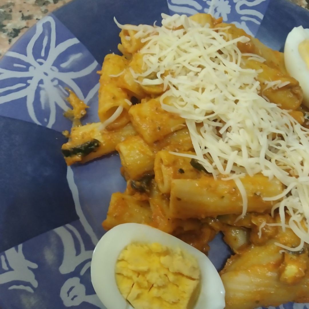 Pasta con salsa champiñones y calabacín