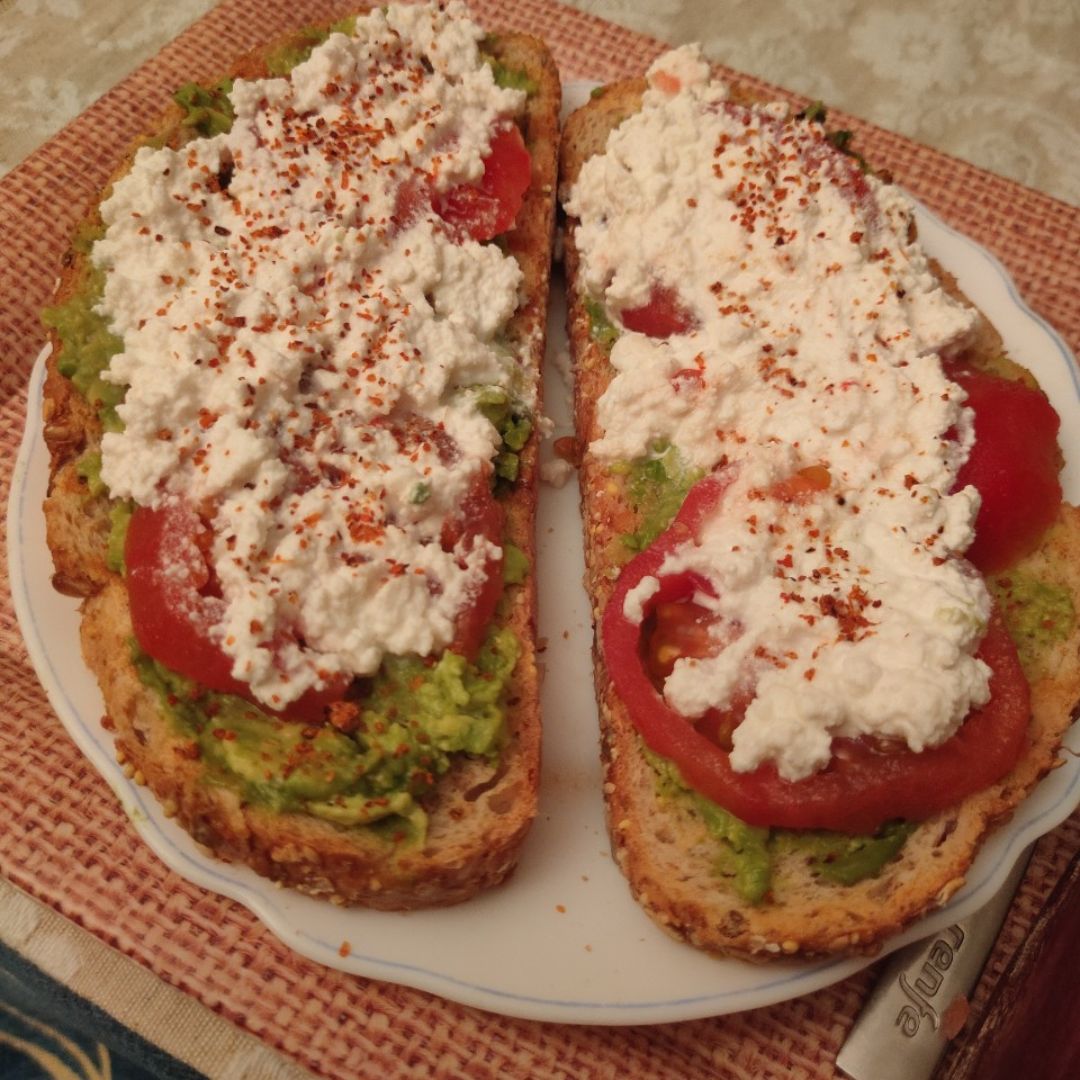 Tostadas de aguacate, tomate y queso cottage Tostadas de aguacate, tomate y queso cottage