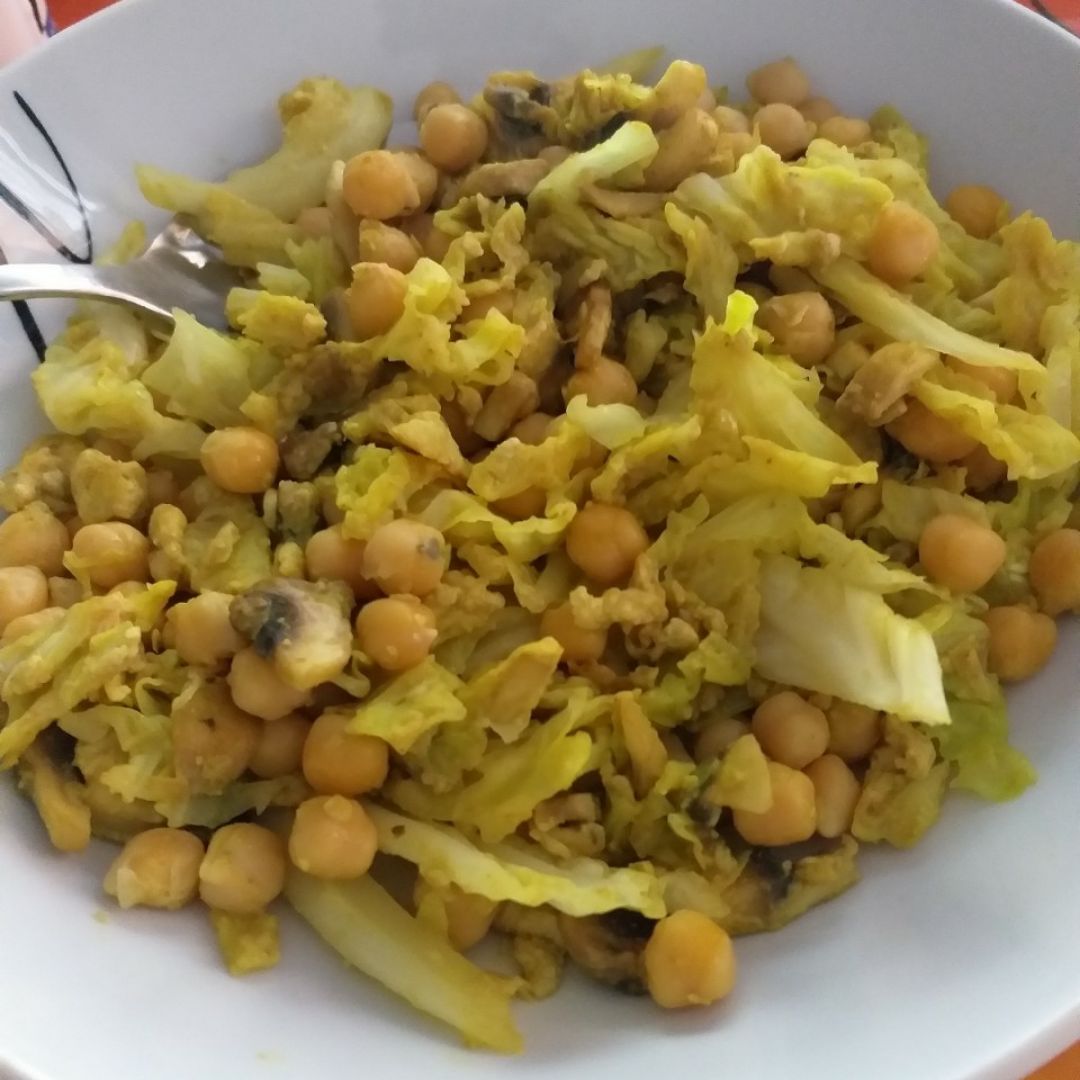 SALTEADO DE GARBANZOS, COL, CHAMPIÑONES Y HUEVO SALTEADO DE GARBANZOS, COL, CHAMPIÑONES Y HUEVO