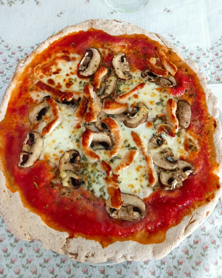 Pizza casera con pavo, champiñones y mozzarella. Pizza casera con pavo, champiñones y mozzarella.