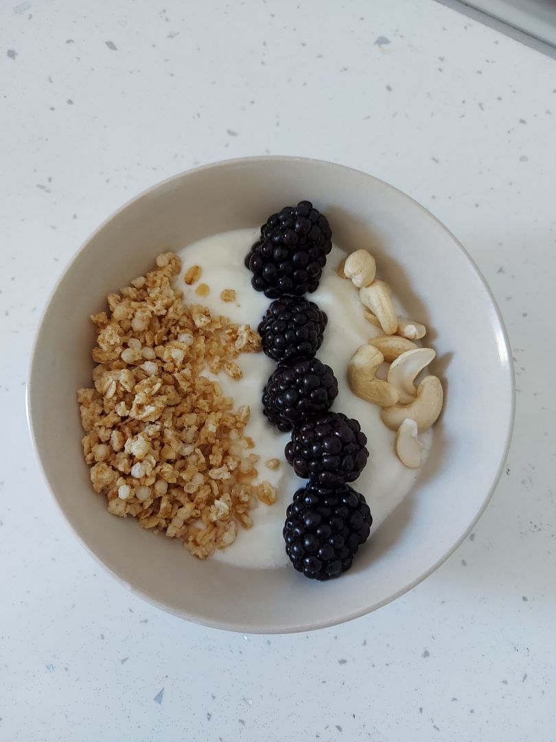Bowl de queso fresco batido 0%, muesli, anacardos y moras Bowl de queso fresco batido 0%, muesli, anacardos y moras