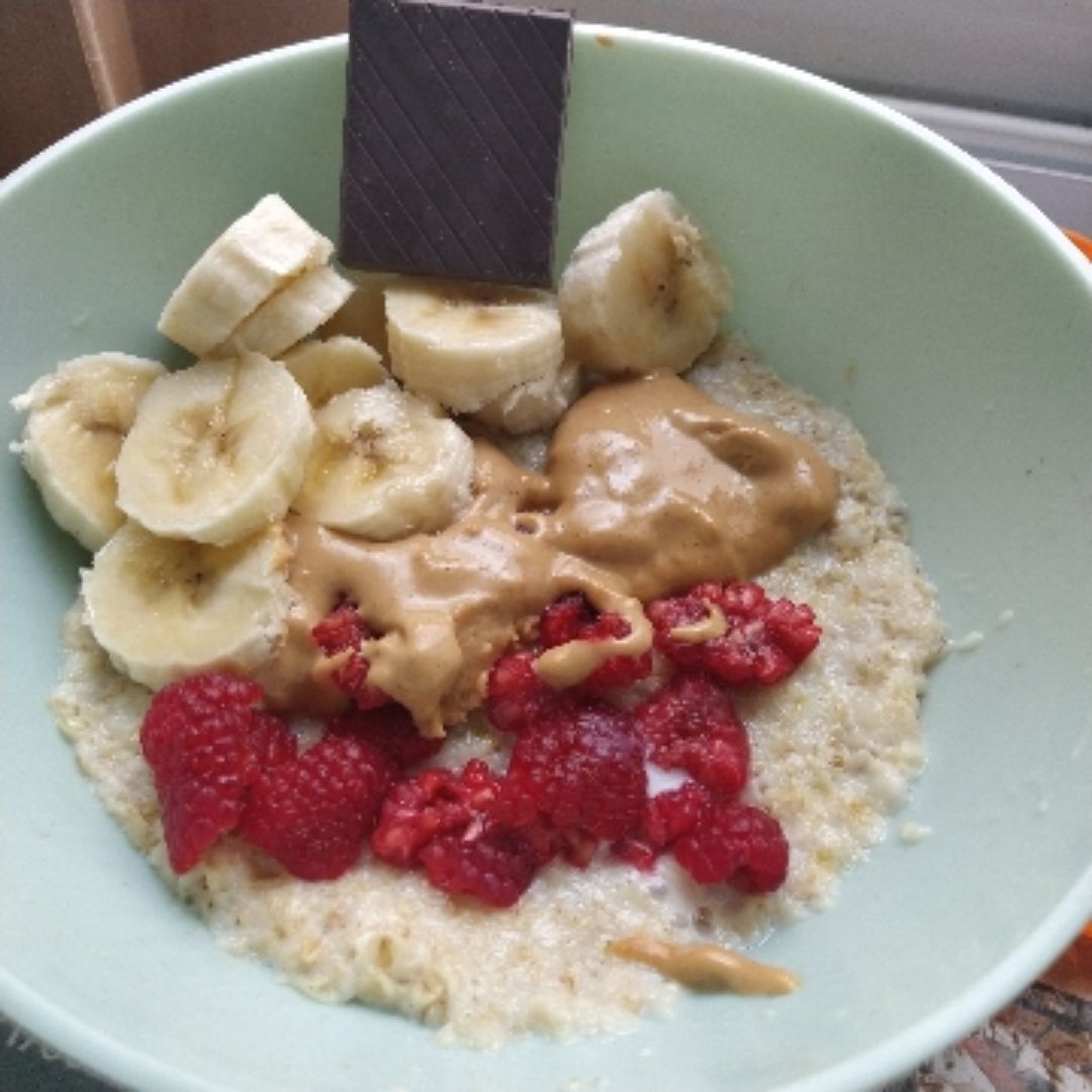 Desayuno o snack a base de fruta y avena Desayuno o snack a base de fruta y avena