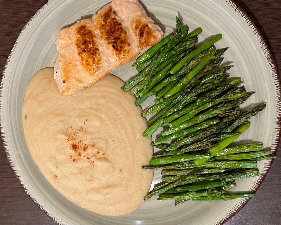 Salmón con puré de patata y espárragos
