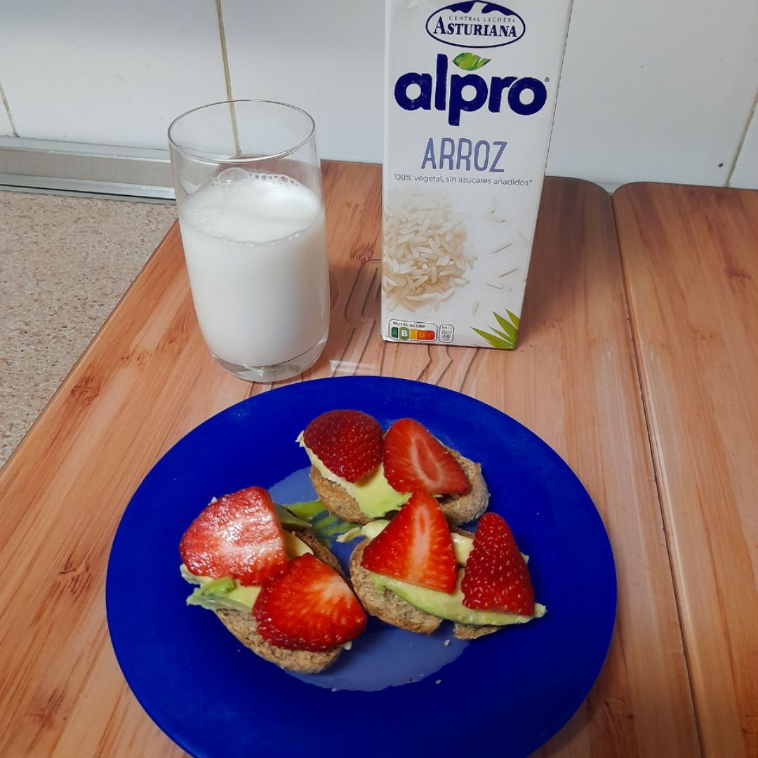 Tostadas aguacate y fresas