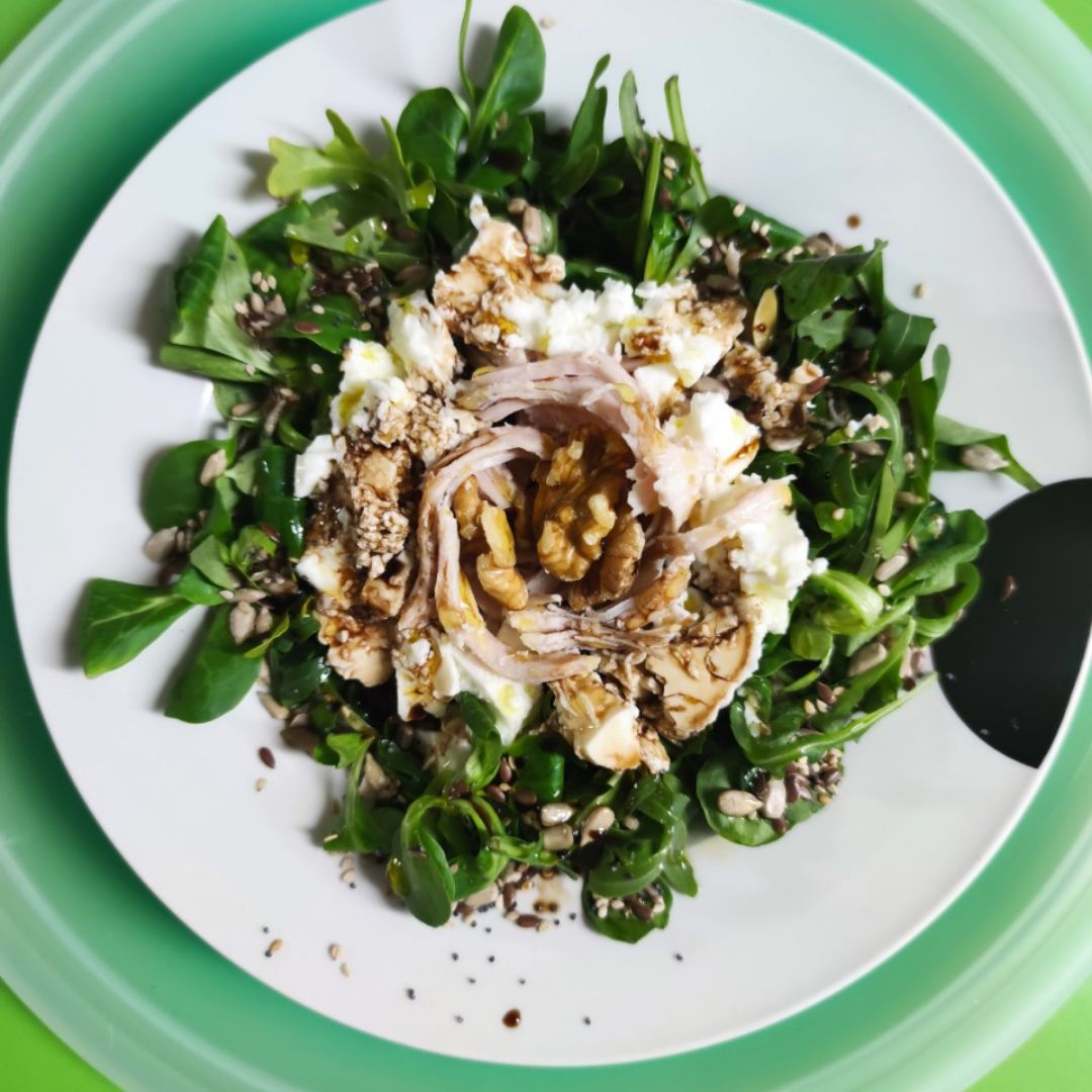 Ensalada con queso y pavo