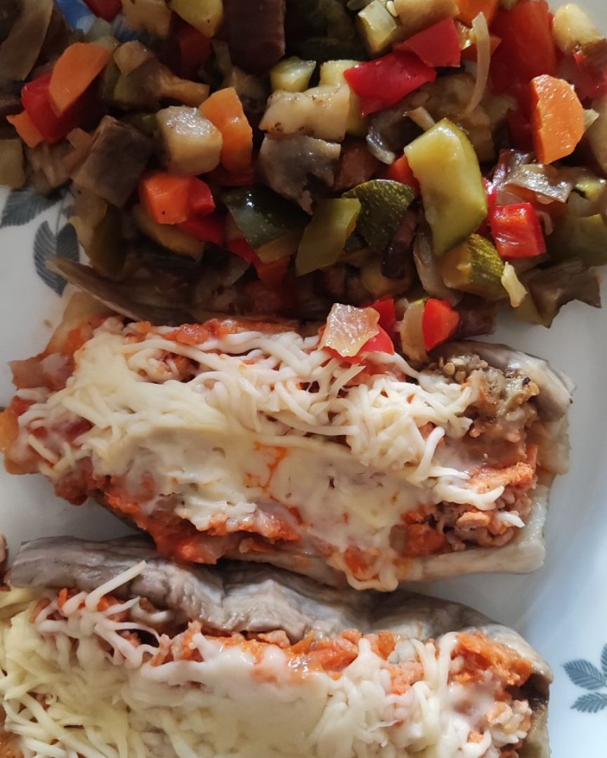 Berenjenas rellenas de Hummus de pimiento y carne picada de pollo Berenjenas rellenas de Hummus de pimiento y carne picada de pollo