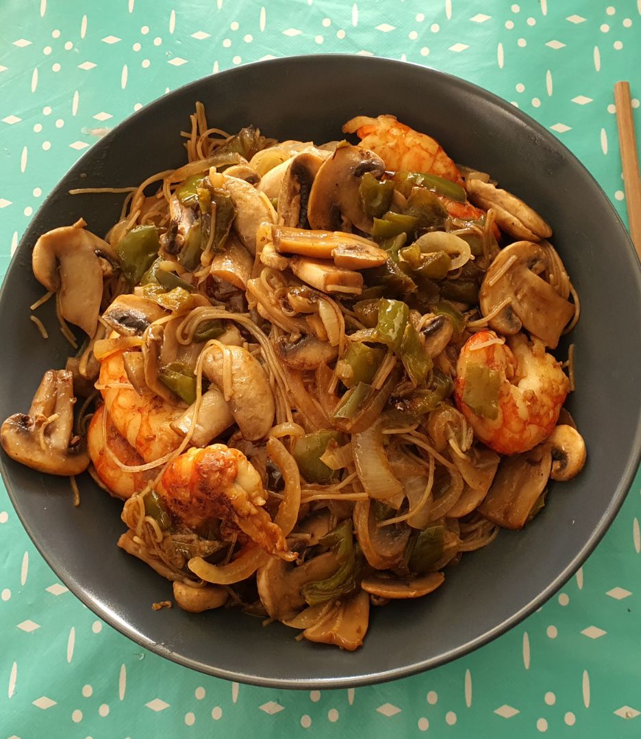 Fideos de arroz con champiñones y gambas