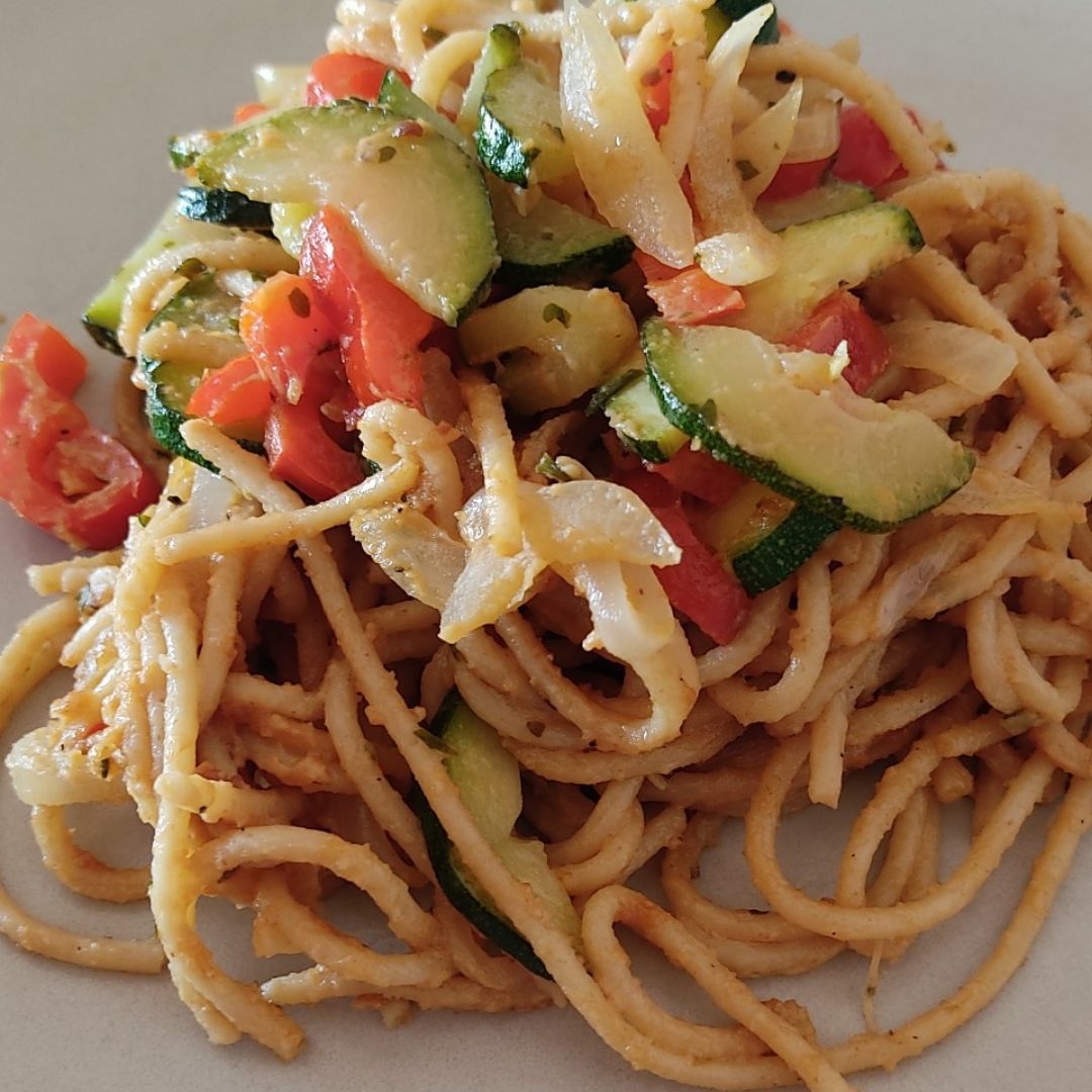 Espaguetis con verduras y salsa de cacahuete Espaguetis con verduras y salsa de cacahuete