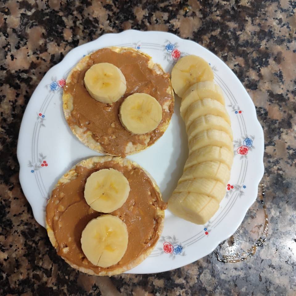 Tortitas de maíz con crema de cacahuete y plátano 