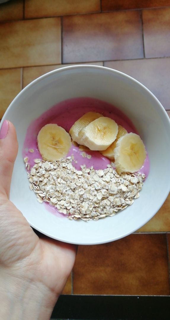 Bowl de yogur, avena, platano y frutos rojos. 