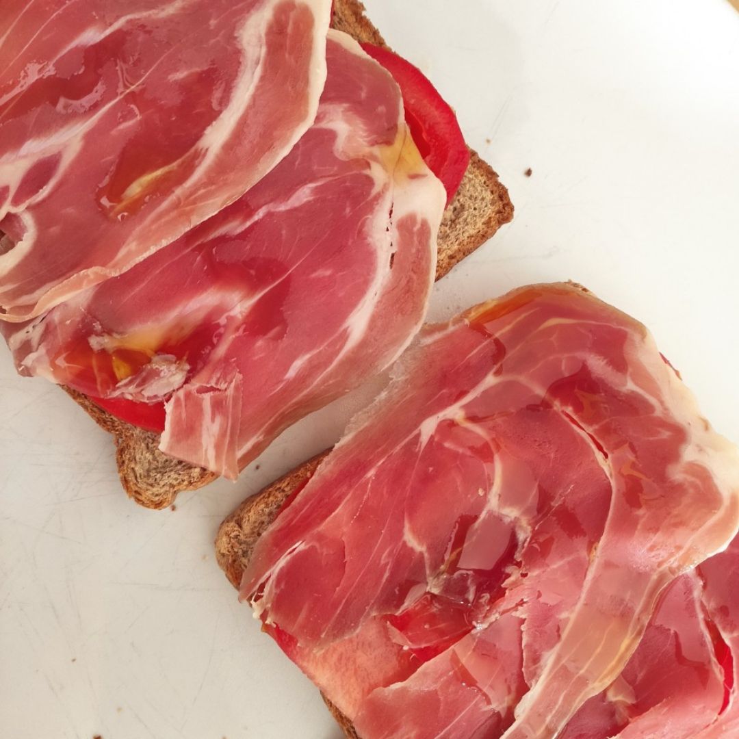 Tostadas de tomate natural y jamón serrano
