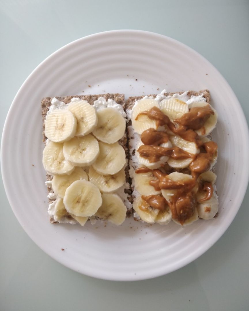 Tostas con ricota y plátano