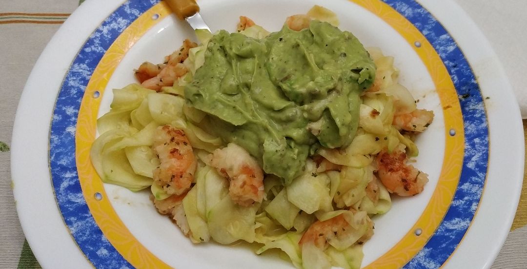 Espaguetis de calabacín con gambas y pesto de aguacate