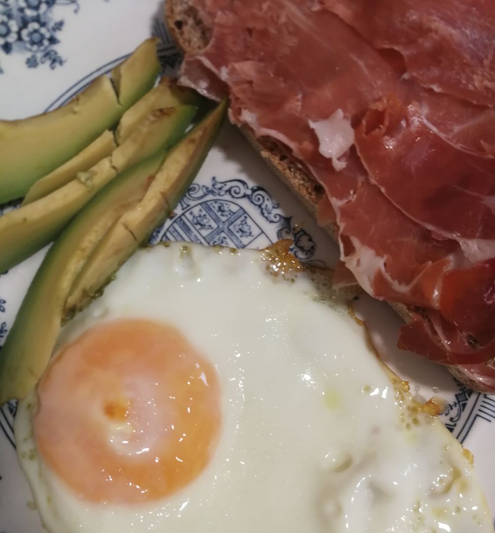 Tostada con jamón, huevo a la plancha y aguacate 