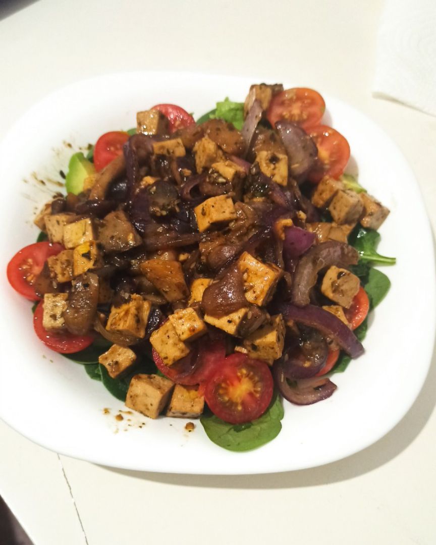 Salteado de tofu con setas y cebolla, en base de espinacas baby, tomate y aguacate Salteado de tofu con setas y cebolla, en base de espinacas baby, tomate y aguacate