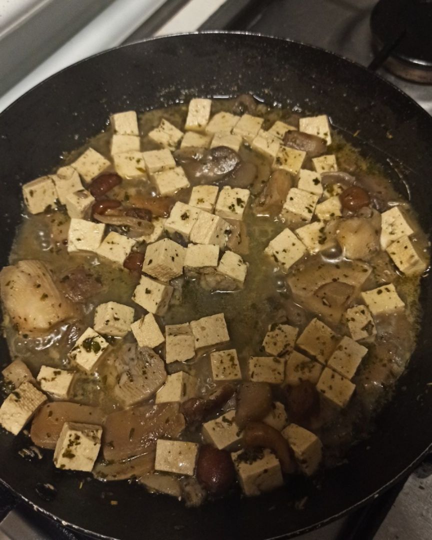 Salteado de tofu con setas y cebolla, en base de espinacas baby, tomate y aguacate Paso 0 Salteado de tofu con setas y cebolla, en base de espinacas baby, tomate y aguacate Paso 0