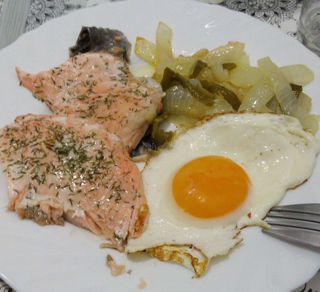 Salmón con eneldo, huevo a la plancha y pimiento con cebolla rehogado♥️ Salmón con eneldo, huevo a la plancha y pimiento con cebolla rehogado♥️