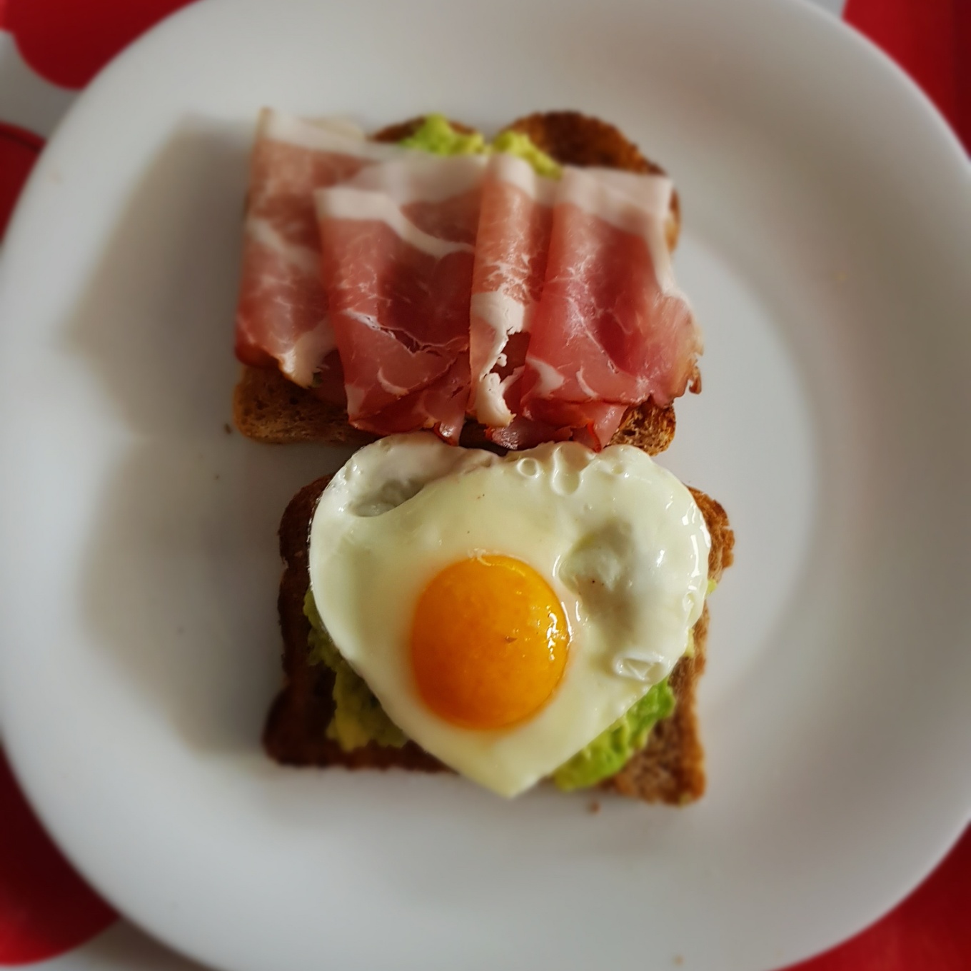 Tostadas con aguacate, huevo y jamón