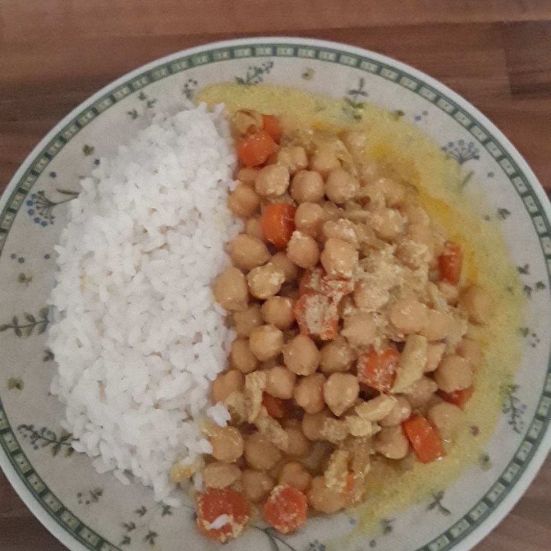 Garbanzos al curry con arroz Garbanzos al curry con arroz