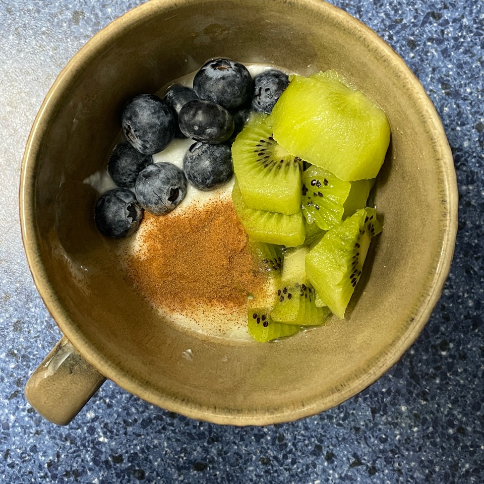Bowl de yogur con kiwi y arándanos Bowl de yogur con kiwi y arándanos