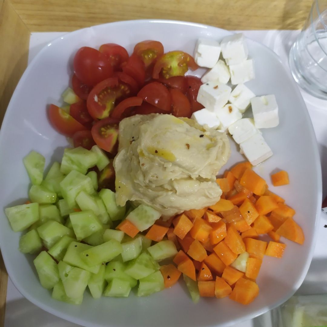 Ensalada de hummus con queso feta 