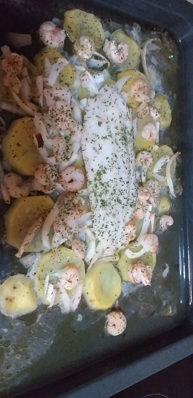 Pescado con patatas y cebolla