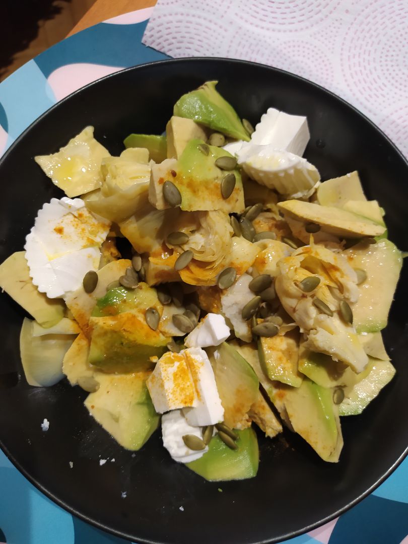 Ensalada alcachofas y aguacate