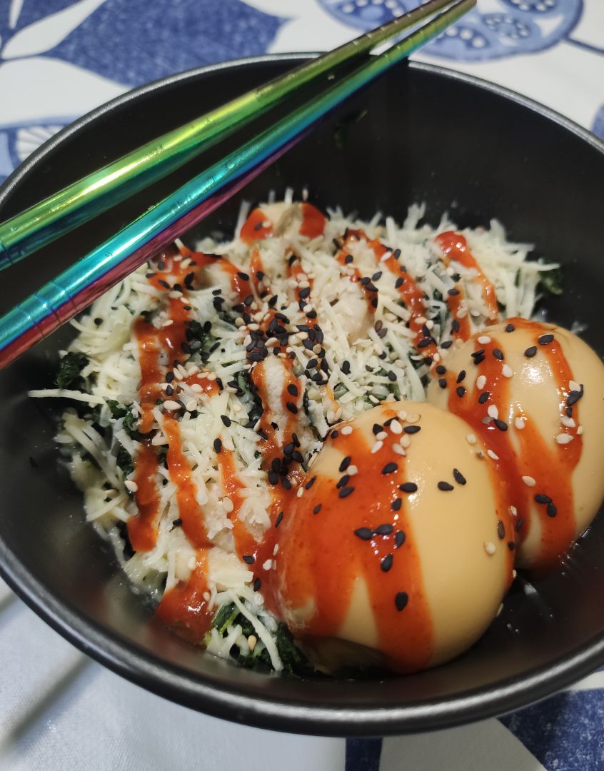 Espinacas con pollo y huevo duro estilo japonés Espinacas con pollo y huevo duro estilo japonés