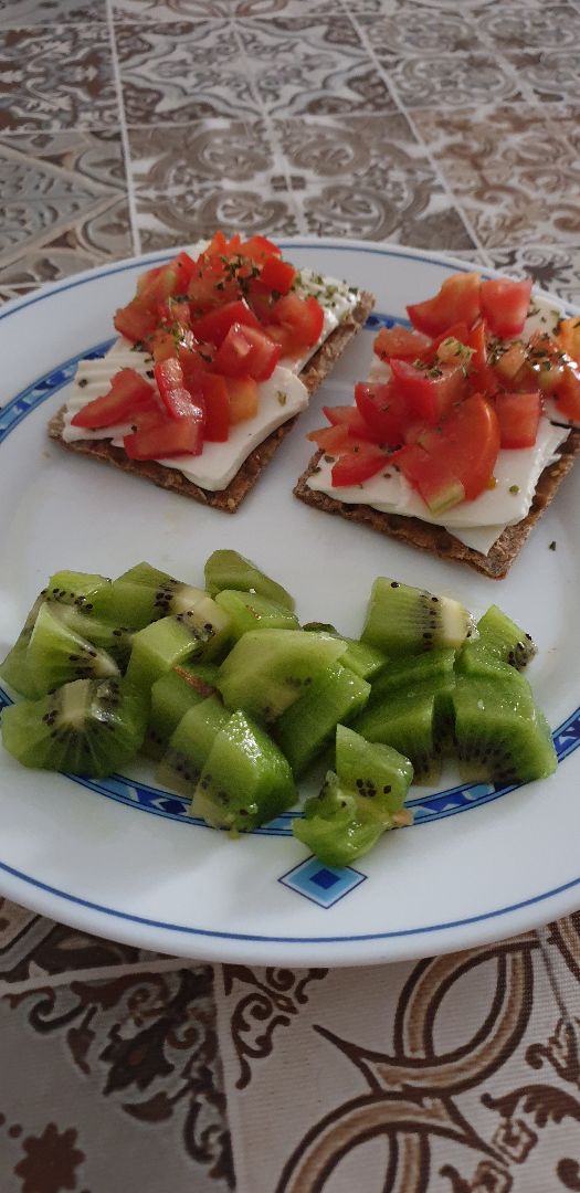 Tostas con queso de Burgos y tomate más kiwi. Tostas con queso de Burgos y tomate más kiwi.