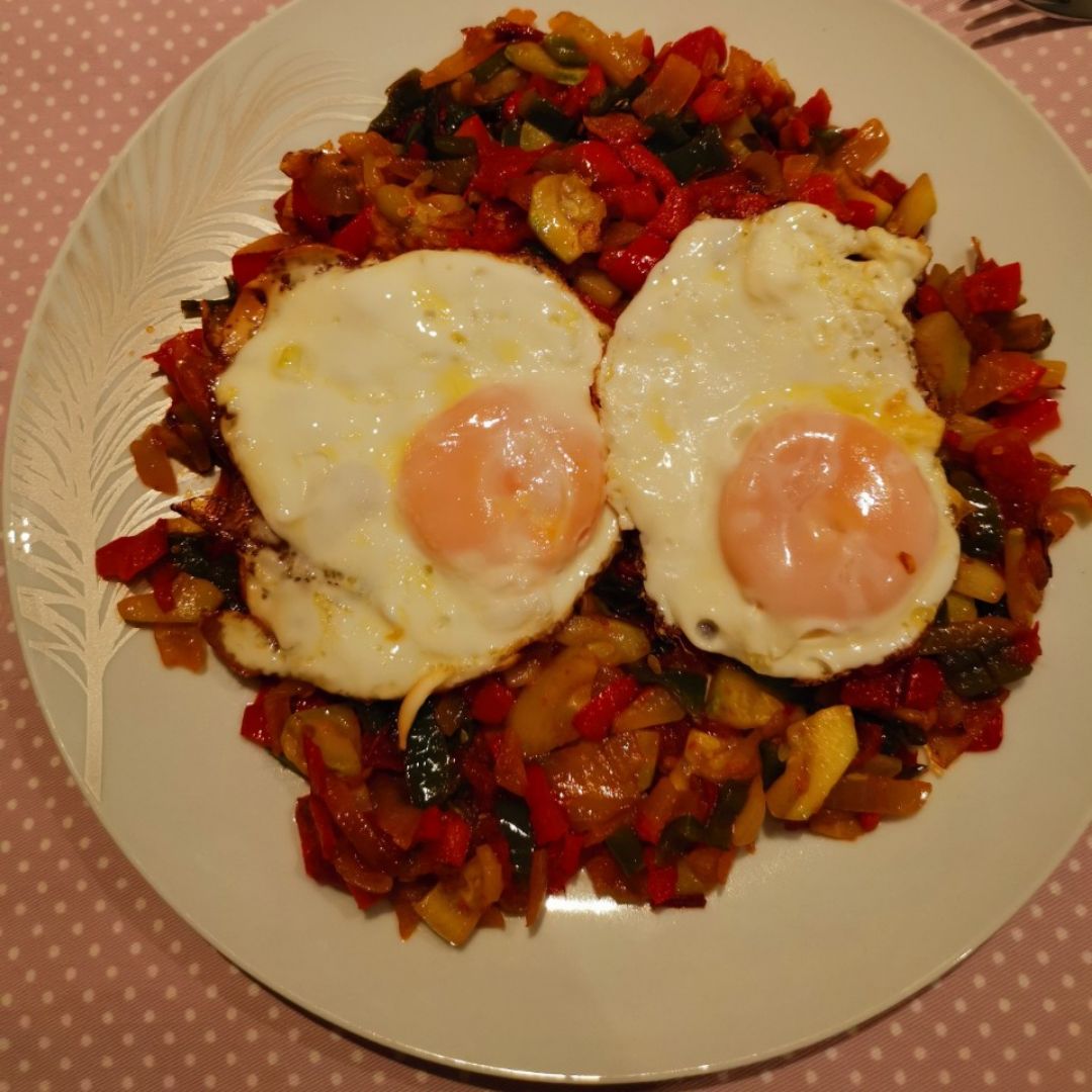 Verduras pochadas con huevo. Verduras pochadas con huevo.