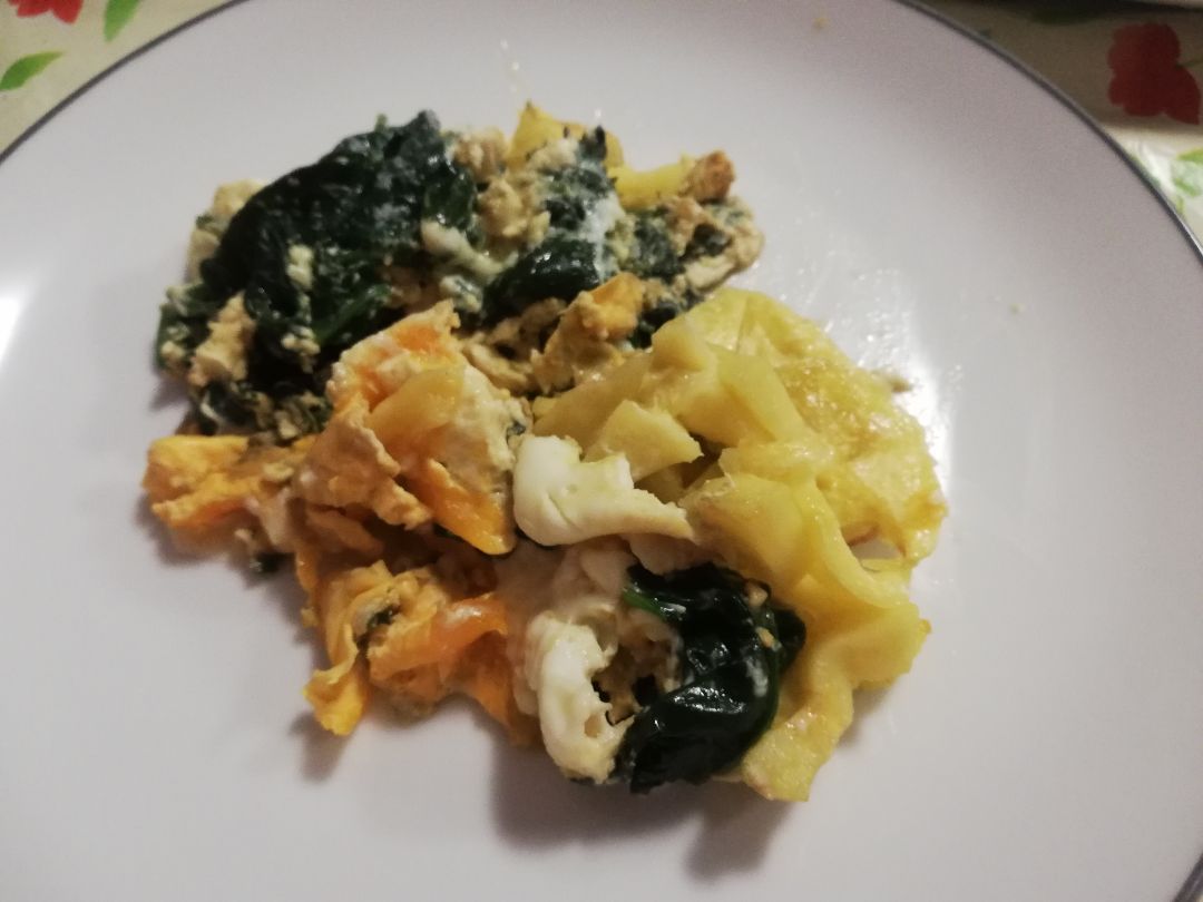 Revuelto de patata, espinacas y huevos Revuelto de patata, espinacas y huevos