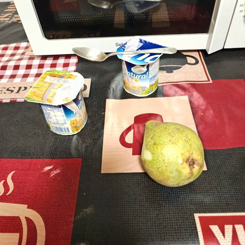 Desayuno una pera 🍐 con dos yogures Desayuno una pera 🍐 con dos yogures