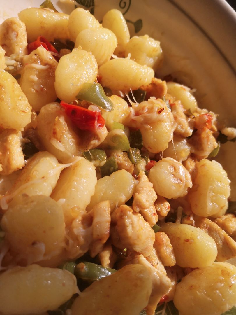 Ñoquis con pollo, queso mozzarella, cebolla, pimiento y tomates cherry Paso 4 Ñoquis con pollo, queso mozzarella, cebolla, pimiento y tomates cherry Paso 4