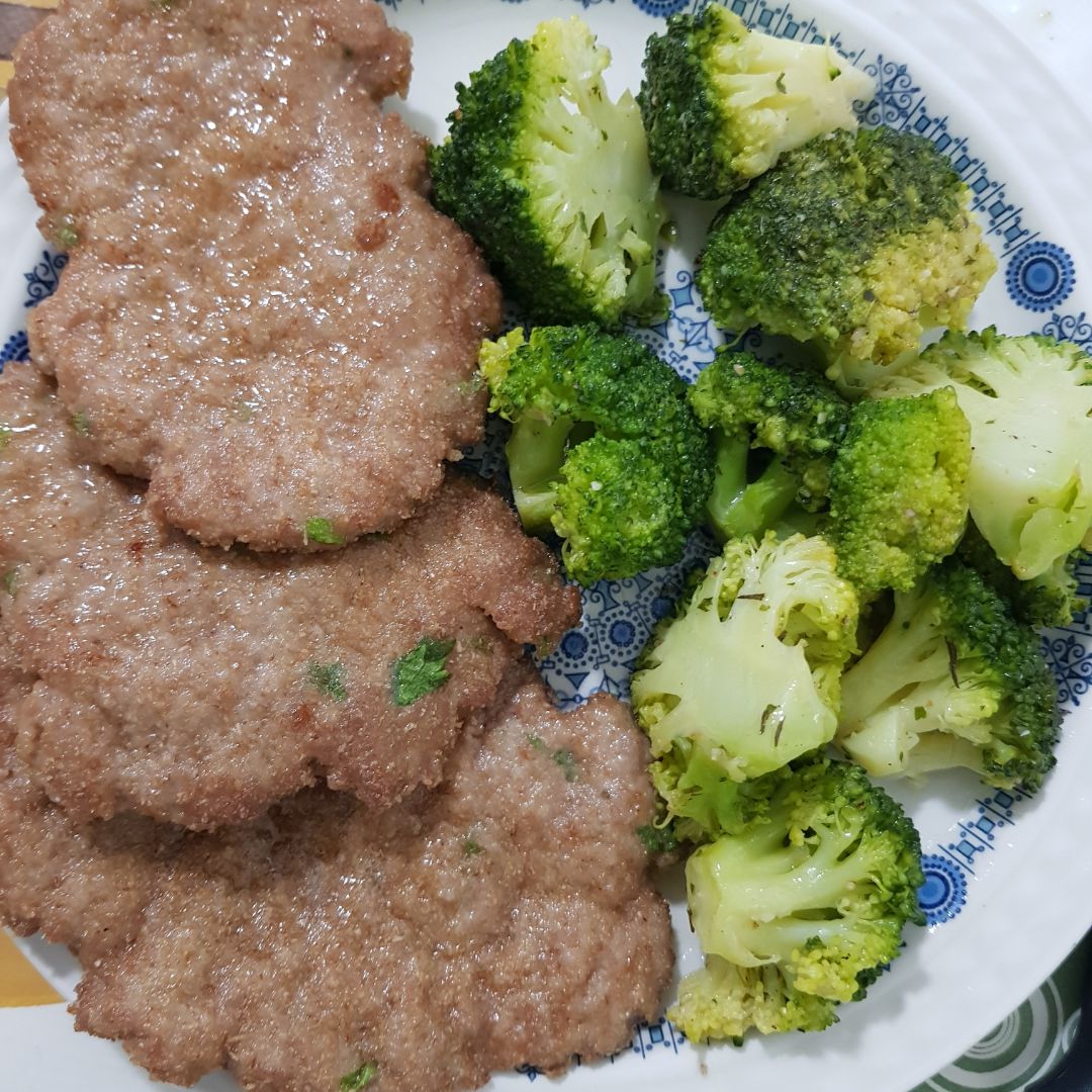Filetes rusos con brócoli salteado