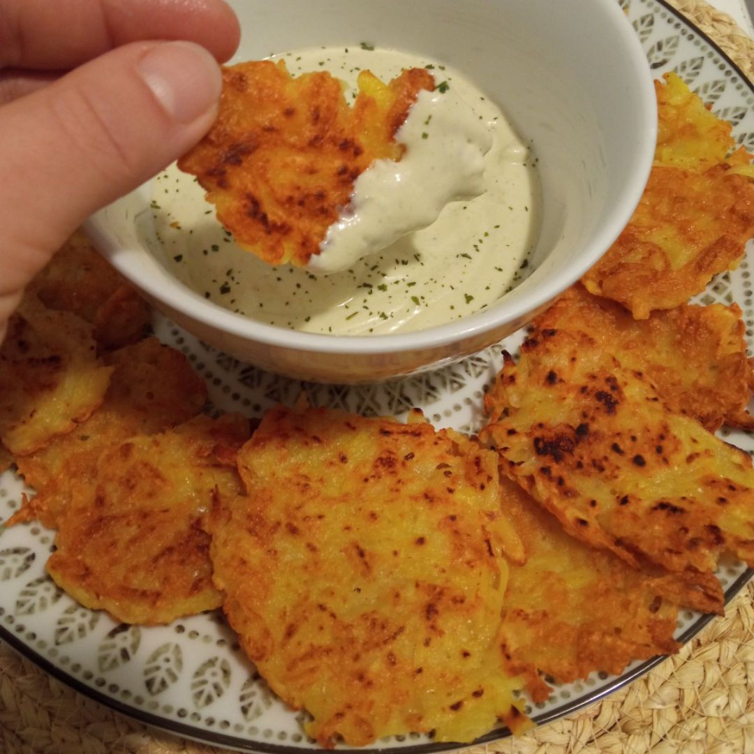 Chips de patata y queso con salsa de yogur y aguacate Chips de patata y queso con salsa de yogur y aguacate