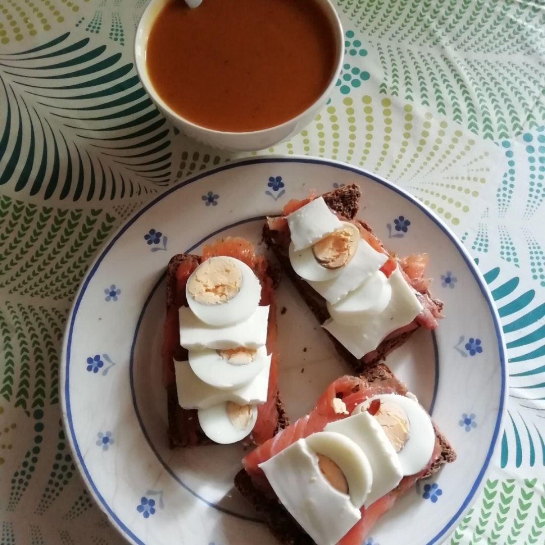 Crema de calabaza con tostas de salmon, huevo y queso fresco Crema de calabaza con tostas de salmon, huevo y queso fresco
