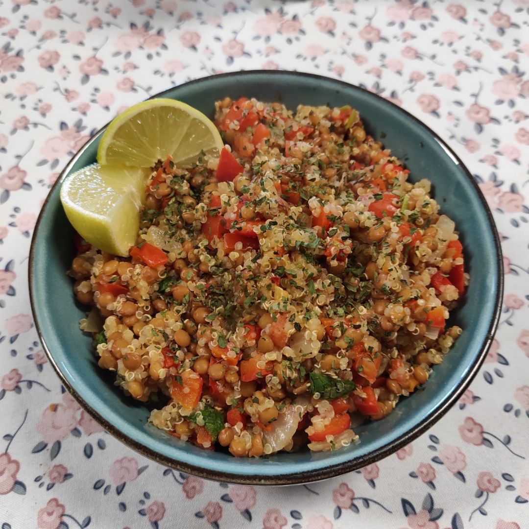 Ensalada templada de lentejas, quinoa y queso feta